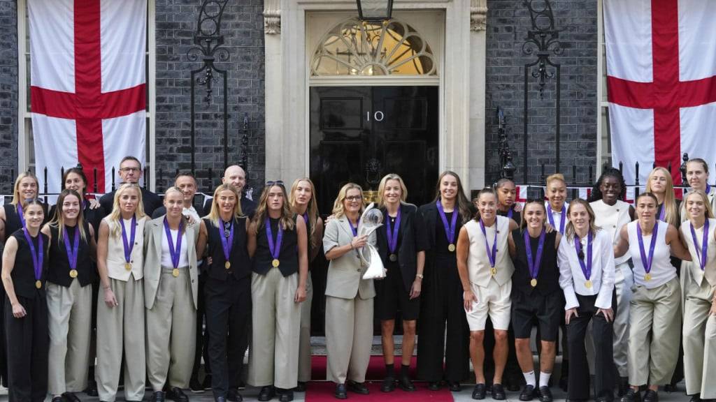 Empfang am Regierungssitz: Cheftrainerin Sarina Wiegman und ihr Team posieren mit dem EM-Pokal in der Downing Street