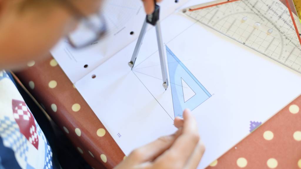 Die Leistungsstufen Sekundarschule A, B und C werden nicht aufgehoben. Der Kantonsrat glaubt nicht, dass dies den Schülerinnen und Schülern etwas bringt. (Symbolbild)