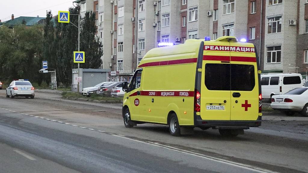 Ein Krankenwagen bringt den Kremlkritiker Nawalny von einem Krankenhaus, in dem er wegen Vergiftungsverdacht behandelt wurde, zum Flughafen.