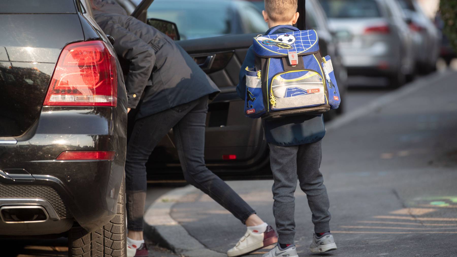 Elterntaxis führen zu mehr Verkehr. Das gefährdet Schulkinder zusätzlich.