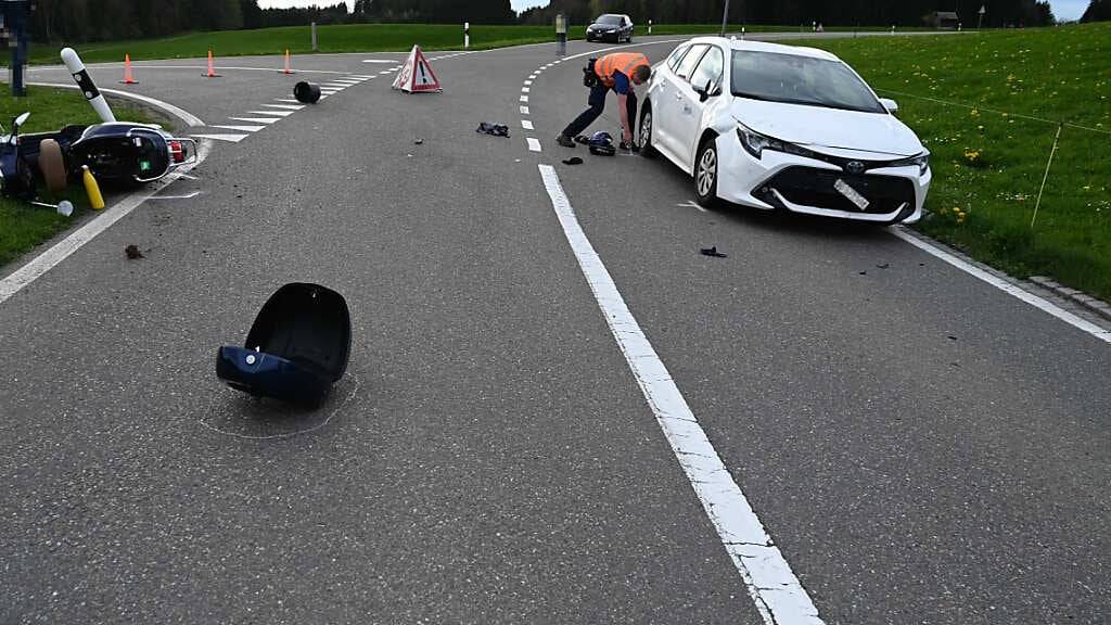 Der Rollerfahrer übersah das Auto in Waldkirch SG und es kam zur Kollision.