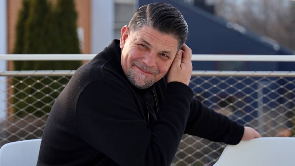 Gleich geht es mit einem Streitgespräch im Square der Universität St. Gallen weiter, aber bis dahin geniesst Tim Mälzer die Abendsonne auf einer der Uni-Terrassen.