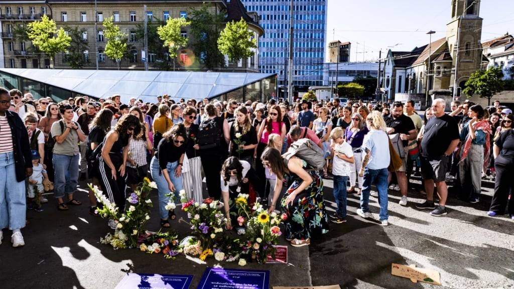 Die Teilnehmerinnen und Teilnehmer legten im Zentrum Freiburgs Blumen und Transparente mit dem Ausdruck von Wut nieder.