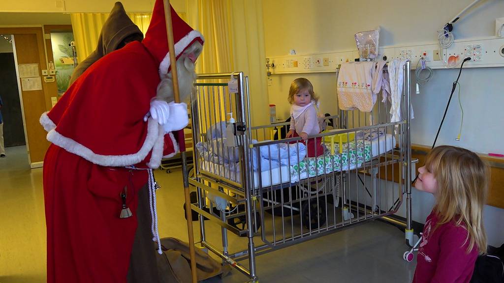 Mit dem Samichlaus im Kinderspital – «Hier haben die Kinder andere Wünsche»