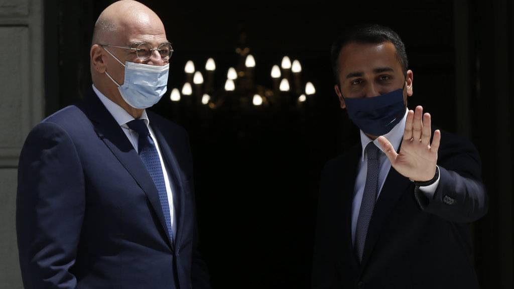 Nikos Dendias (l), Außenminister von Griechenland, begrüßt Luigi Di Maio, Außenminister von Italien, vor einem Treffen im Außenministerium in Athen. Foto: Costas Baltas/Reuters Pool/AP/dpa