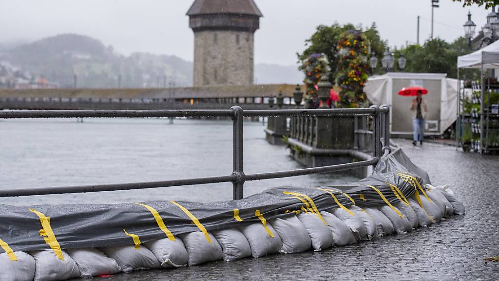 Hochwassereinsatz in der Stadt Luzern: Feuerwehr und Zivilschutz arbeiten weiter eng zusammen, fusionieren aber nicht. (Archivaufnahme)