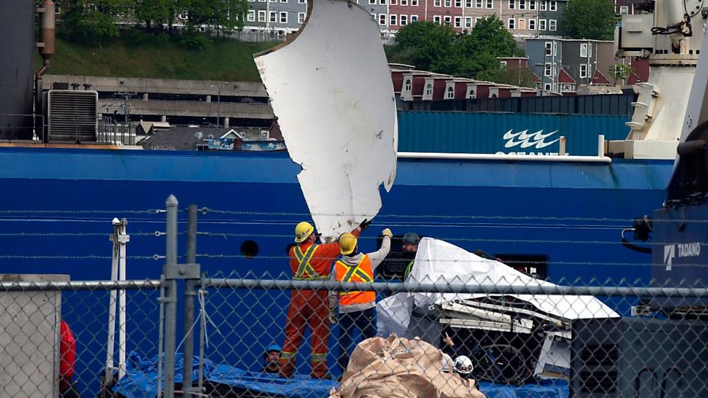 ARCHIV - Trümmer des Tauchboots «Titan», das vom Meeresboden in der Nähe des Wracks der «Titanic» geborgen wurde. Foto: Paul Daly/The Canadian Press/AP/dpa