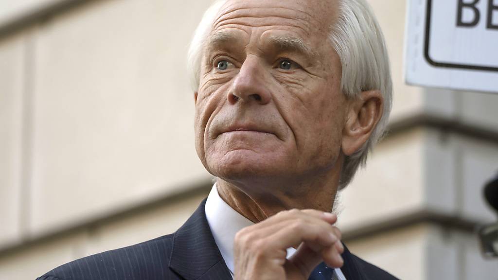 ARCHIV - Peter Navarro, einstiger Berater von Ex-US-Präsident Trump, spricht zu den Medien, als er das Bundesgericht in Washington verlässt. Foto: Mark Schiefelbein/AP/dpa