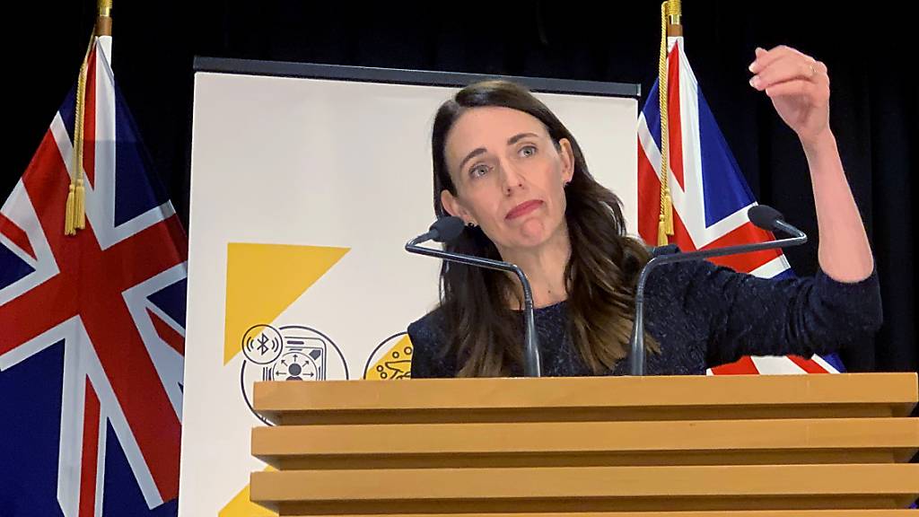 Jacinda Ardern, Premierministerin von Neuseeland, spricht mit den Medien. Nach drei Corona-Fällen in Auckland hat am Montag in der Stadt ein dreitägiger Lockdown begonnen. Foto: Nick Perry/AP/dpa