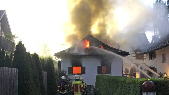 Grossaufgebot wegen Brand in Einfamilienhaus – eine Person verletzt