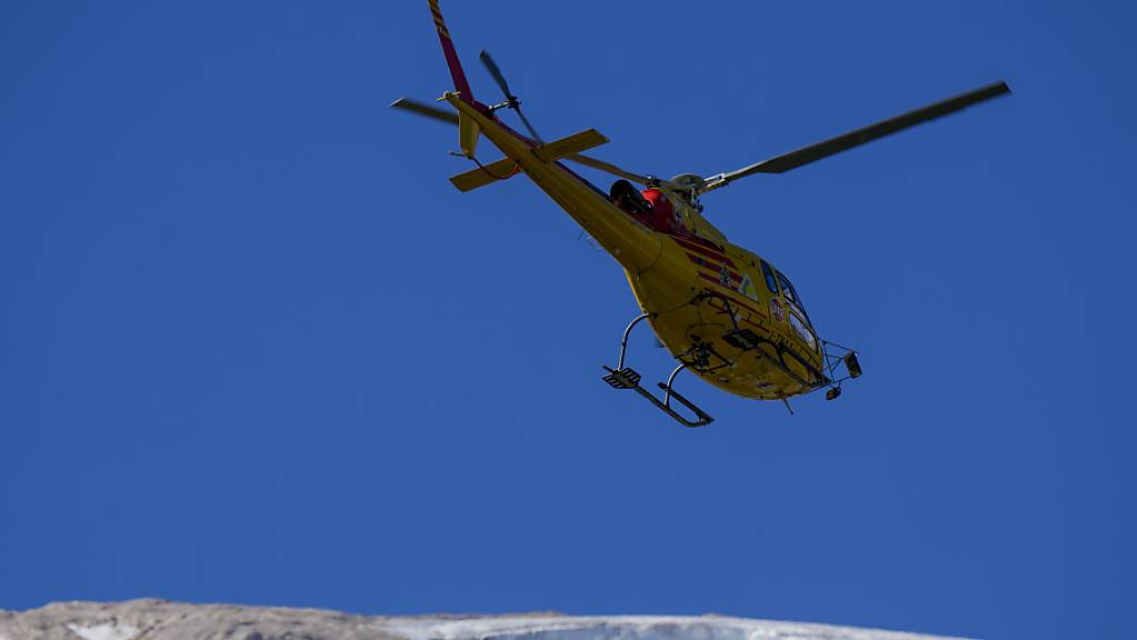 Ein Rettungshubschrauber fliegt über den Punta-Rocca-Gletscher in den italienischen Alpen.