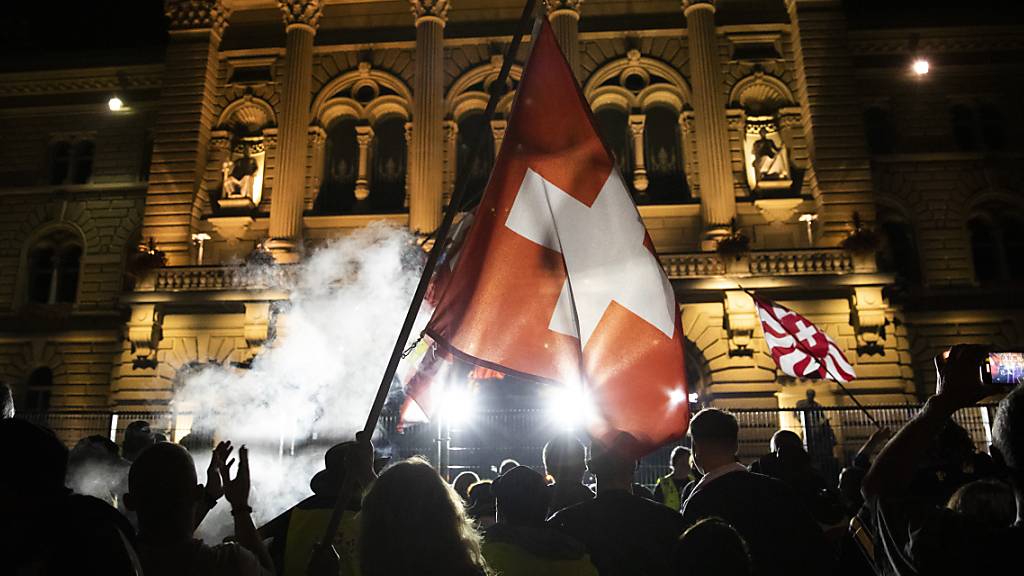 Randale wie am 16. September vor dem Bundeshaus will die Stadt Bern keine mehr. Sie will unbewilligte Kundgebungen am Donnerstagabend von der Polizei auflösen lassenn. (Archivbild)