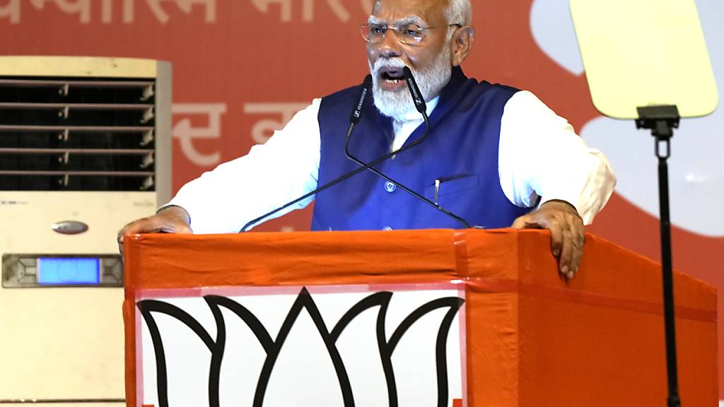 Der indische Premierminister Narendra Modi spricht vor Anhängern in der Zentrale der Bharatiya Janata Party (BJP). Foto: Manish Swarup/AP/dpa