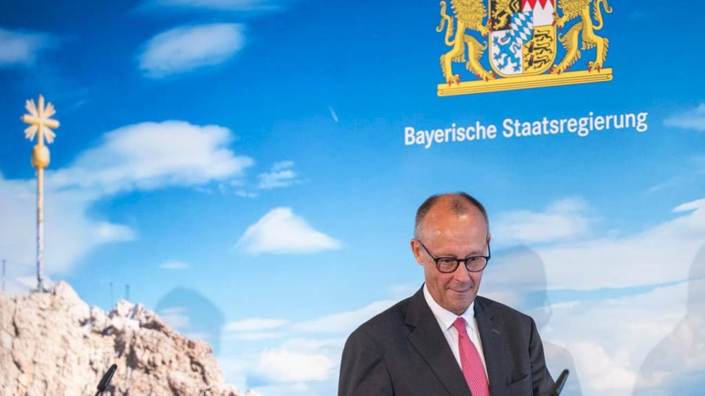 Bundeskanzler Friedrich Merz (CDU) nimmt nach der Kabinettssitzung auf der Zugspitze an einer abschließenden Pressekonferenz teil. Foto: Peter Kneffel/dpa