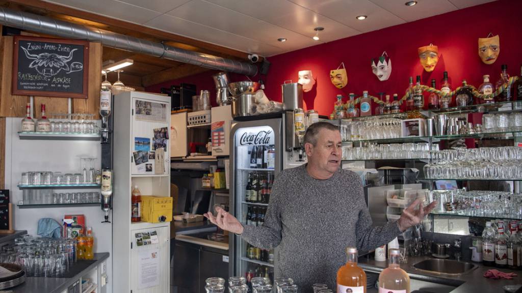 Franz Suter, Inhaber der Mything Bistro Bar in Schwyz, am Samstag in seinem Betrieb. Er wollte diesen am Montag im Rahmen der Protestaktion «Wir machen auf» trotz Verbots öffnen. Am Montag allerdings blieb er geschlossen, wie Blick.TV vor Ort feststellte.
