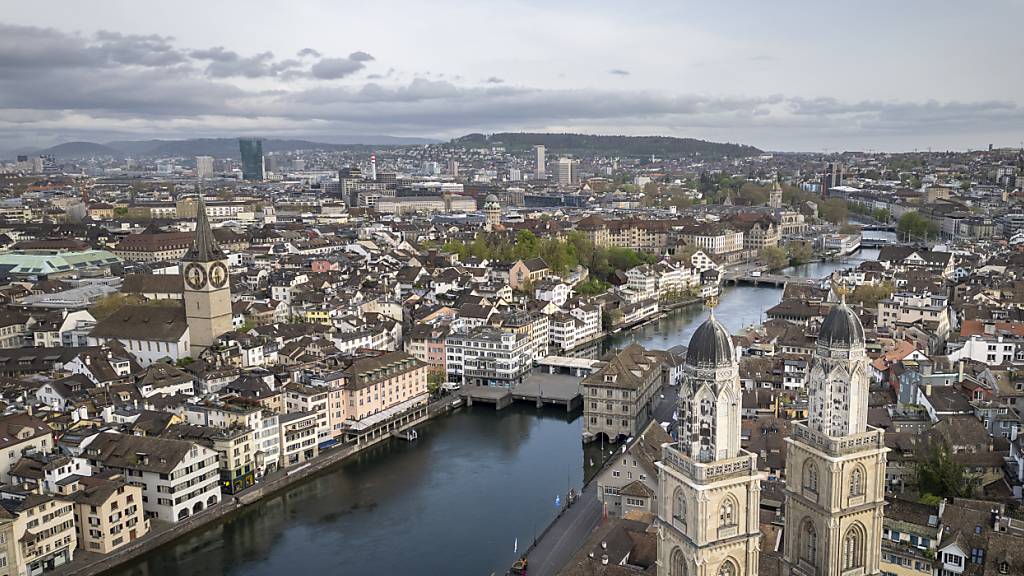 Ein Unbekannter sprang in der Nacht auf Sonntag in Zürich in die Limmat. Wie die Stadtpolizei mitteilte, tauchte er nicht mehr auf. (Archivbild)