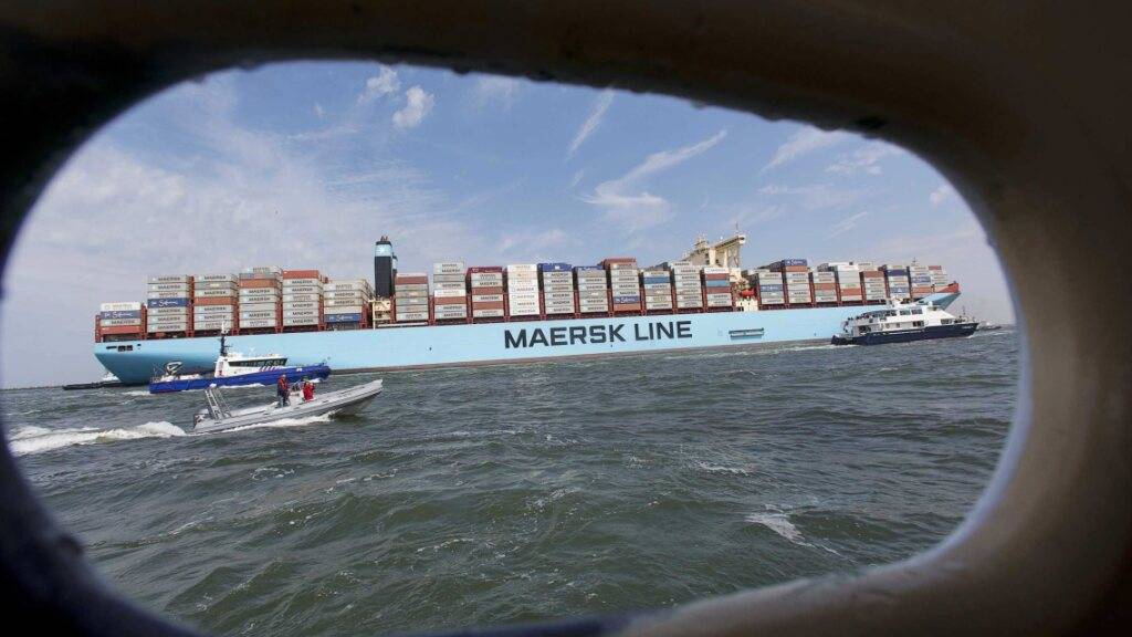 Nach zwei Angriffen auf ein Containerschiff entschied die dänische Reederei Maersk an Silvester, die Fahrten durchs Rote Meer einstweilen auszusetzen. (Archivbild)