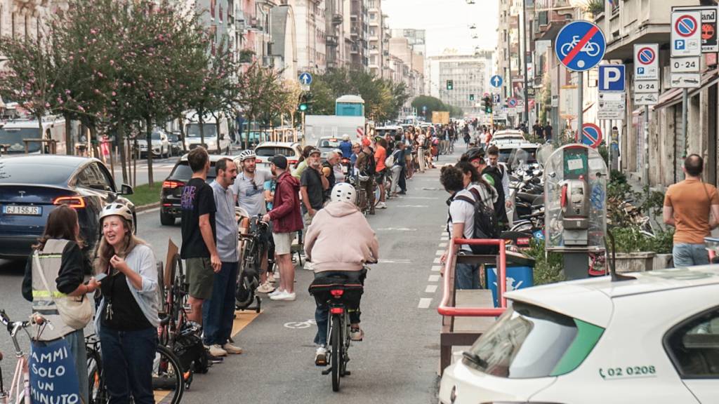 Ein Kordon aus Radfahrern schützt den Radweg Viale Monza, der oft als Parkplatz missbraucht wird. Foto: Emanuele De Carli/IPA via ZUMA Press/dpa