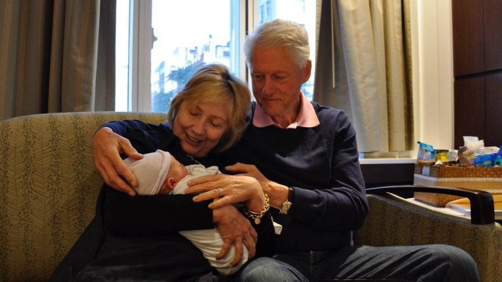 Die Clintons begrüssen öffentlich ihren Enkel Aidan. (Twitter)