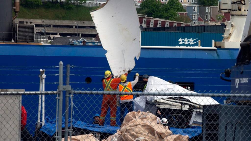 ARCHIV - Trümmer des Tauchboots «Titan», das vom Meeresboden in der Nähe des Wracks der Titanic geborgen wurde, werden am Pier der kanadischen Küstenwache vom Schiff «Horizon Arctic» entladen. Foto: Paul Daly/The Canadian Press/AP/dpa