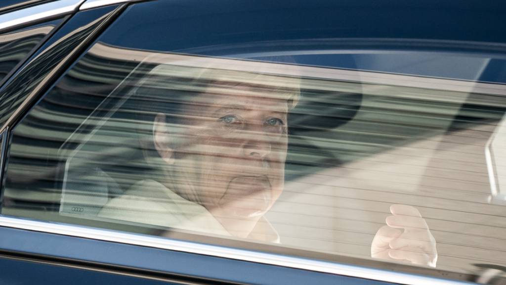 dpatopbilder - Bundeskanzlerin Angela Merkel (CDU) wird in einer Limousine zur Sitzung des CDU-Präsidiums im Konrad-Adenauer-Haus gefahren. Foto: Michael Kappeler/dpa
