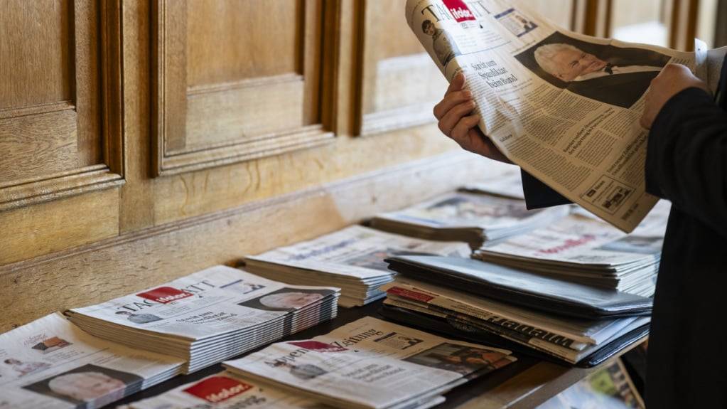 Die Medien stehen international unter starkem wirtschaftlichem Druck: Zeitungsauswahl im Nationalratssaal. (Archivbild)