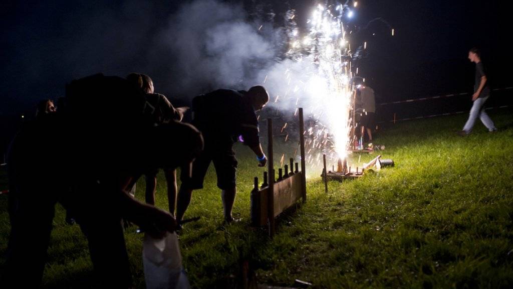 Feuerwerk am 1. August hat Licht- und Schattenseiten gleichermassen. Ein achtsamer und sachgerechter Umgang mit den Feuerwerkskörpern verhindert Verletzungen und Brände. (Archivbild)