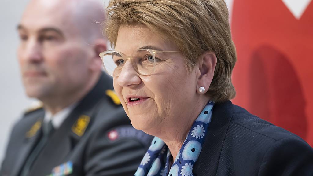 Verteidigungsminister Viola Amherd steht weiterhin zu Armeechef Thomas Süssli (links): «Natürlich halte ich an Armeechef Süssli fest», so Amherd. (Archivbild)