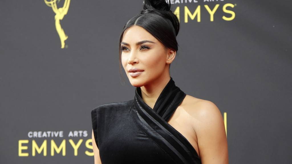 Nicht immer alles so perfekt wie es aussieht: Reality-TV-Star Kim Kardashian musste ihre störrische Tochter North nachträglich ins Weihnachtsfoto schummeln.