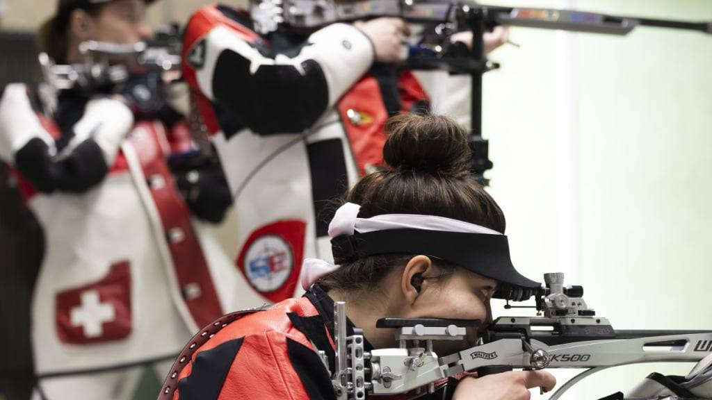 Chiara Leone (vorne), Franziska Stark (hinten) und Christoph Dürr (Mitte) beim Training