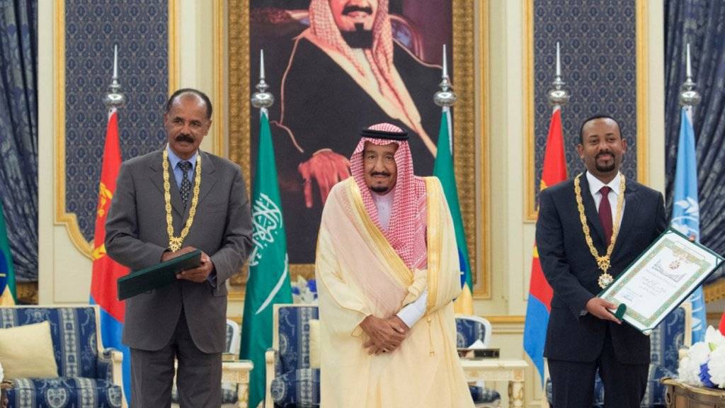 Der eritreische Präsident Isaias Afwerki (l) und der äthiopische Premierminister Abiy Ahmed haben in Dschidda im Beisein des saudischen Königs Salman einen Freundschaftsvertrag unterzeichnet.