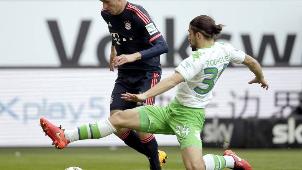 Verlor mit Wolfsburg die Revanche gegen Bayern München: Ricardo Rodriguez (rechts), im Duell mit Thomas Müller