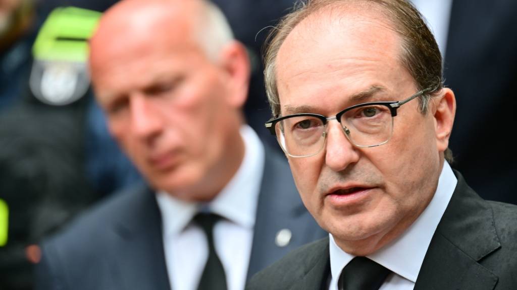 Alexander Dobrindt (CSU, r), Bundesinnenminister, spricht nahe dem Bereich, wo ein Fahrzeug einen Baum gerammt hatte, zur Presse. Foto: Sebastian Gollnow/dpa