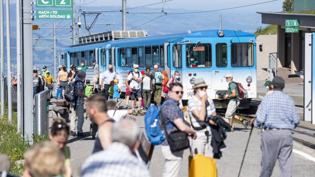 Ausflügler geniessen das sonnige Wetter auf Rigi-Kulm. (Archivbild)