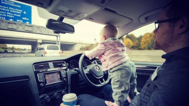 Gemütlich einen Kaffee trinken, während das Baby das Auto steuert.
