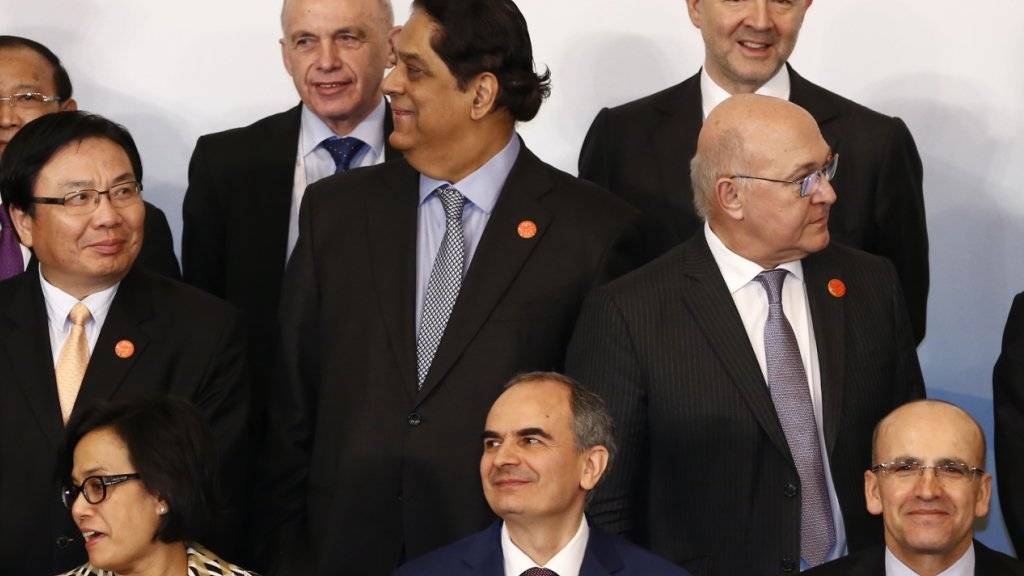 Der türkische Vize-Premier Mehmet Simsek (unten links) beim Gruppenbild am G20-Treffen in China, an dem auch Finanzminister Ueli Maurer teilnimmt.