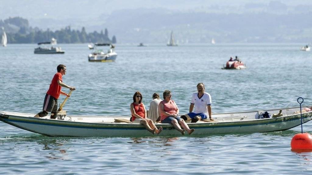 Ein Herbstanfang wie wenn noch Sommer wäre: Menschen geniessen den heissen Tag auf dem Zürichsee. (Archivbild)