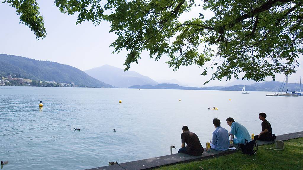 Im Schatten am Zugersee sind die Temperaturen auch im Sommer erträglich. (Archivaufnahme)