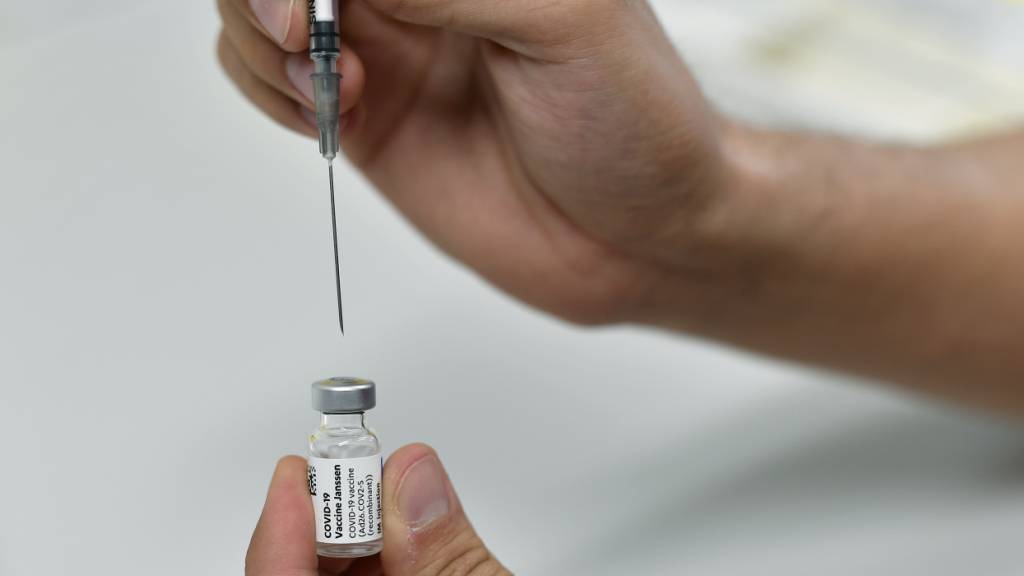 Die Impfdosen gegen das Coronavirus waren nur 30 Tage lang haltbar. Der Arzt argumentierte, dass er darüber nicht informiert worden sei. Die abgelaufenen Impfungen, die er dennoch Patientinnen und Patienten verabreichte, hatten möglicherweise keine Wirkung mehr. (Symbolbild)