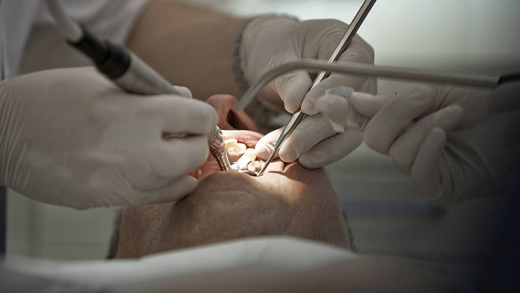 Zahnarztuntersuchung: Der Kanton Bern hat das Kostenwachstum für Zahnbehandlungen in der Sozialhilfe eingedämmt. (Archiv)