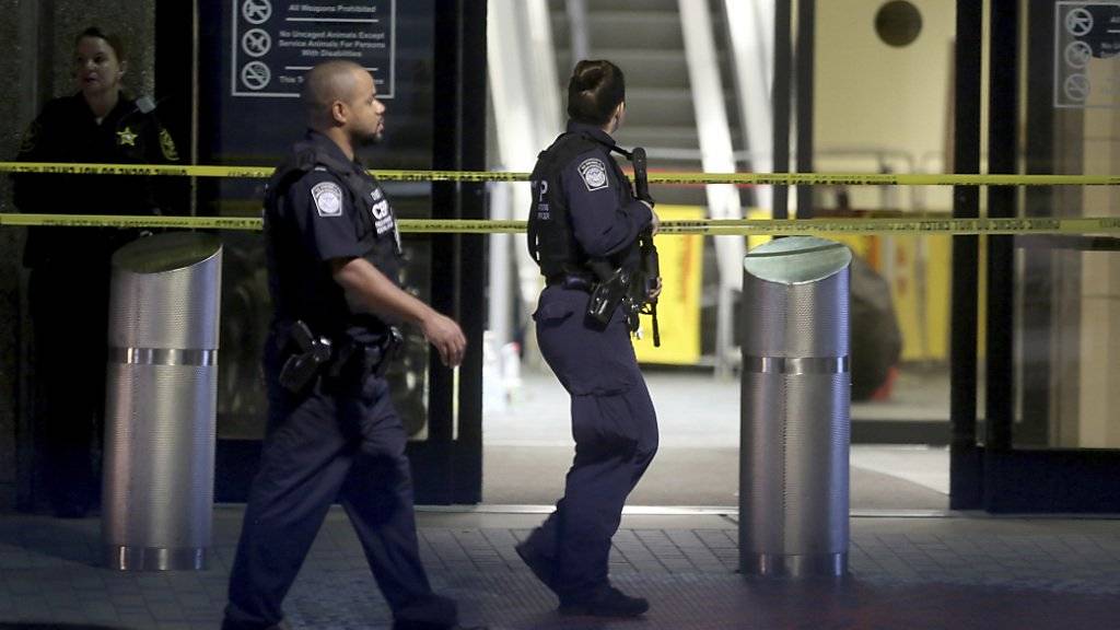 Polizisten führen den mutmasslichen Täter am Flughafen in Fort Lauderdale ab