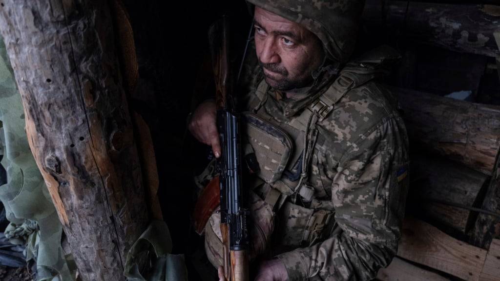 Ein Soldat blickt aus einem Unterstand (Archivbild). Foto: Iryna Rybakova/Ukrainian 93rd Mechanized brigade/AP/dpa