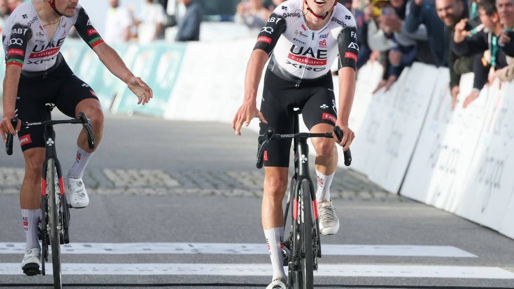 Jan Christen (rechts) setzt sich im vergangenen Februar an der Algarve-Rundfahrt in einer Etappe gegen Joao Almeida durch. Die beiden werden auch an der Tour de Romandie versuchen, Siege für UAE Team Emirates einzufahren