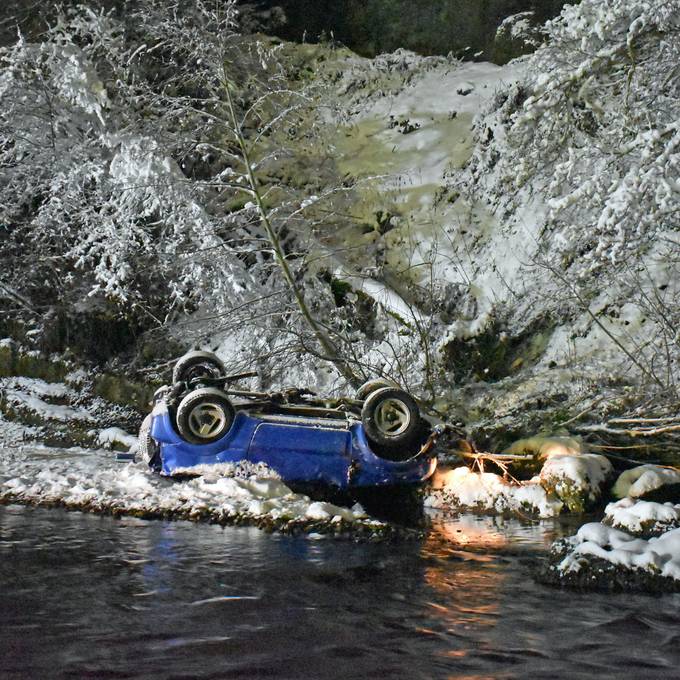 Autofahrer stirbt bei Hasle – Zahlreiche Unfälle wegen Schnee und Sommerreifen