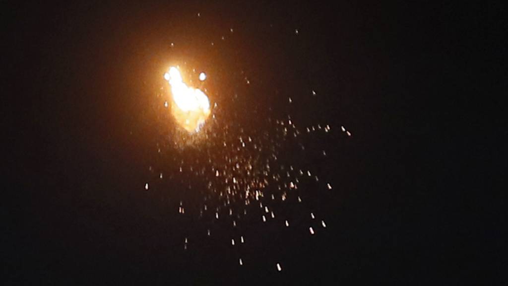 Die Explosion einer Flugabwehrrakete am nächtlichen Himmel über Berg-Karabach. Foto: Uncredited/AP/dpa
