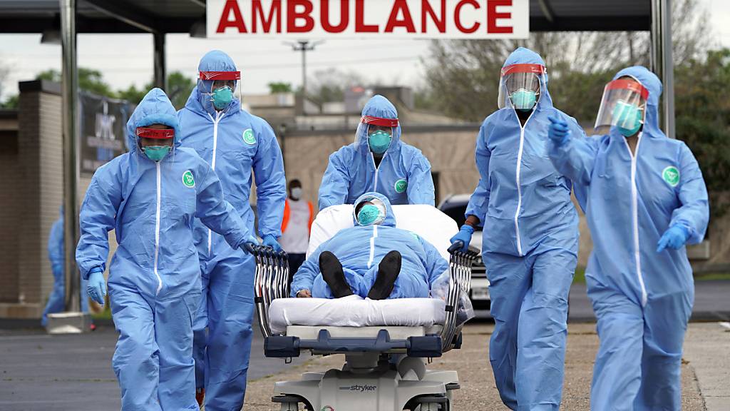 ARCHIV - Ein Covid-Patient wird in der Anfangsphase der Pandemie 2020 in ein Krankenhaus in Houston gebracht. Angesichts der jüngsten Corona-Welle hat der US-Bundesstaat Texas alle Krankenhäuser gebeten, nicht absolut notwendige medizinische Eingriffe zu verschieben. Foto: David J. Phillip/AP/dpa