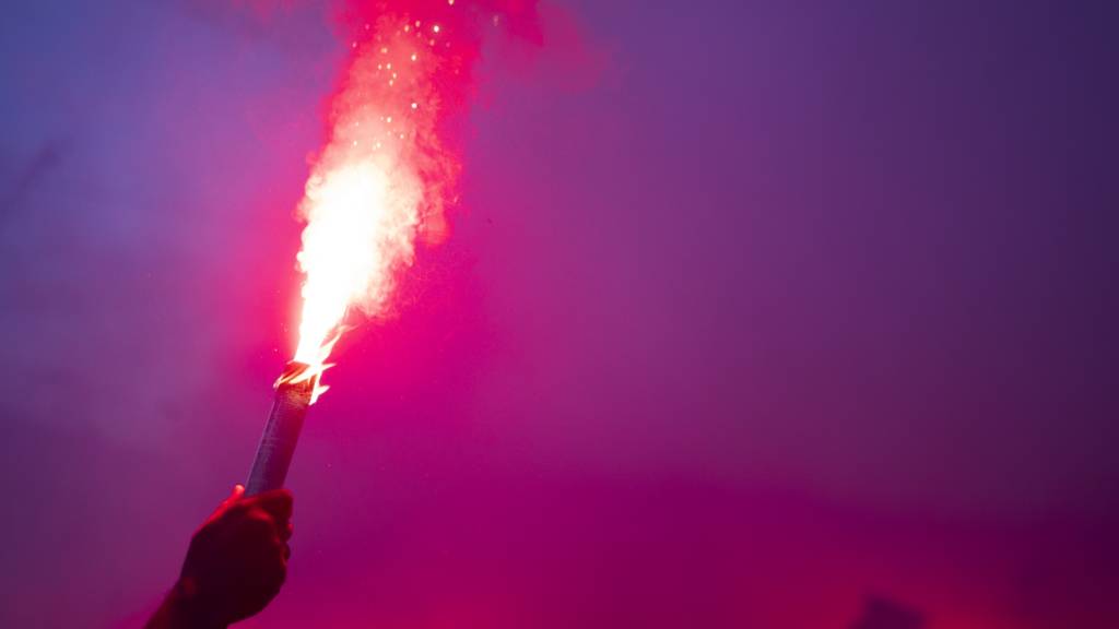 Das Abbrennen von Pyro-Material kann gefährlich sein (Archivaufname)