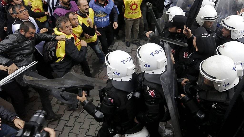 Polizisten verhindern in Istanbul eine regierungskritische Kundgebung.