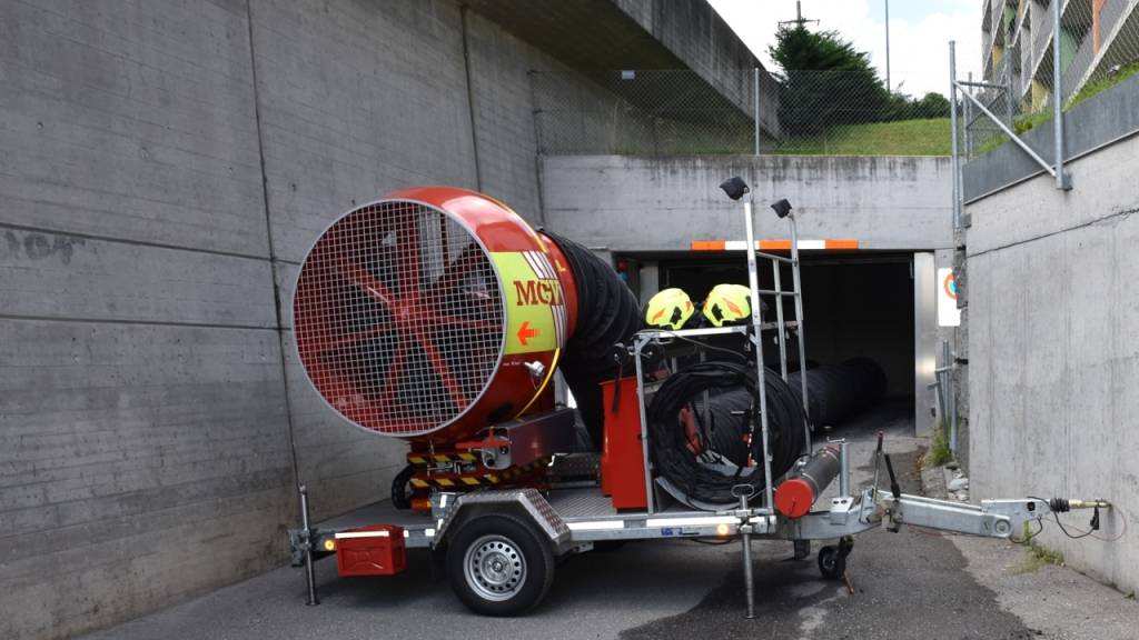Um die Liegenschaft vom Rauch zu entlüften, waren Feuerwehren aus Laax, Ilanz und Chur im Einsatz. Auch die Werksfeuerwehr der EMS-Chemie half mit.