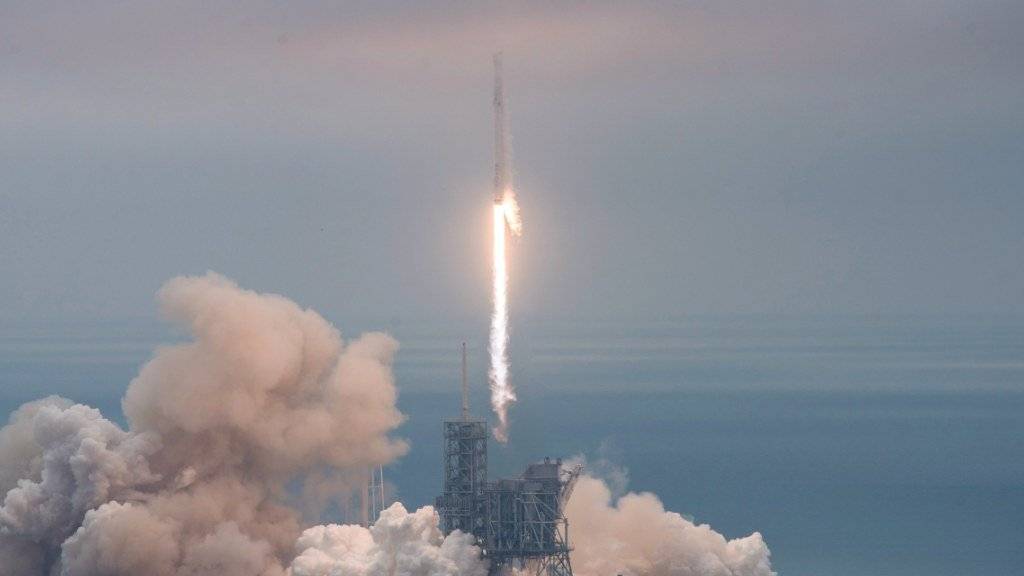 Im zweiten Anlauf gelang der Start: Die Falcon-9-Rakete ist auf dem Weg zur ISS.